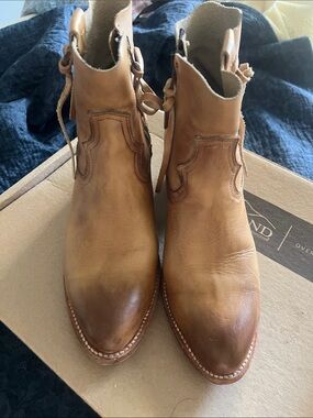 Women’s cognac Leather Ankle Boots - Classic Western Style made by Overland